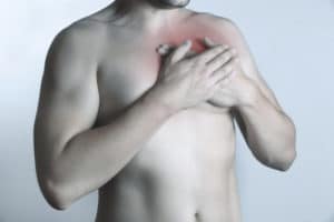 Cardiopathie ischémique traitement naturel : Causes La principale cause de la cardiopathie ischémique est le manque d'oxygénation des muscles du cœur très souvent causé par l’athérosclérose des coronaires. Cardiopathie ischémique traitement naturel. Une masse d’athérome composé principalement de lipides prend place dans la paroi des artères qui devraient fournir l’alimentation en oxygène au cœur. Cette masse d’athérome grossit progressivement dans la paroi des artères et obstrue ainsi de façon progressive la voie d’alimentation en oxygène du cœur. Cela continue ainsi jusqu’à ce que le cœur soit totalement privé d’oxygène. Le sexe et l’âge sont des facteurs de risques de cette maladie. Les femmes sont beaucoup moins exposées à cette maladie que les hommes mais après la ménopause les deux sexes reviennent à égalité. Le risque de cette affection augmente également avec l’âge. Une autre des causes de cette affection est l’alimentation, l’hygiène de vie. Ce sont des causes sur lesquelles il est possible d’agir. La cardiopathie ischémique est également causée par la consommation abusive d’alcool, de tabac, qui cause des dommages aux voies respiratoires. Le diabète, l’hypertension artérielle, le stress, l’obésité, sont des ennemis de l’artère, endommageant progressivement et entraînant ainsi des complications. Ils représentent donc des facteurs de risques de cette maladie. Cardiopathie ischémique traitement naturel.